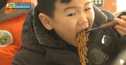 지난 2013년 MBC예능 ‘아빠 어디가’에서 가수 윤민수의 아들 윤후가 짜파게티와 너구리를 함께 끓인 ‘짜파구리’를 먹고 있는 모습.  MBC 캡처