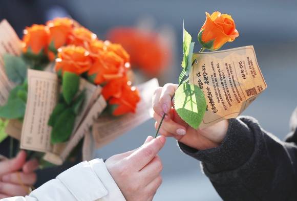 ‘세계 여성의 날’ 응원합니다 - 세계 여성의 날을 맞아 8일 오전 서울 서대문구 이화여대에서 한국여성의전화 관계자가 학생에게 장미꽃을 주고 있다. 한국여성의전화는 이날 서울 시내에서 5000여명의 여성에게 장미 나눔 캠페인을 연다. 2024.3.8 . 연합뉴스