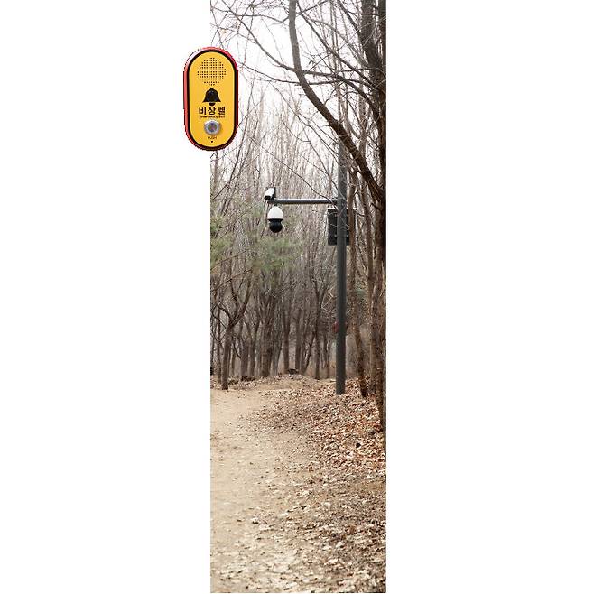 2월 2일 서울시 관악구 신림동 관악산 생태공원 둘레길에서 산으로 이어지는 길에 비상벨(왼쪽위)이 부착된 기둥 위 CCTV가 설치돼 있다. [지호영 기자]