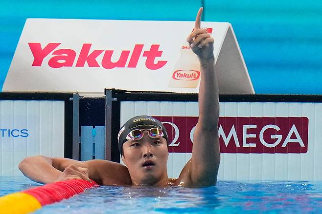 김우민이 2월11일 세계수영선수권대회 남자 자유형 400m 결승에서 우승한 후 환호하고 있다. ⓒAP 연합