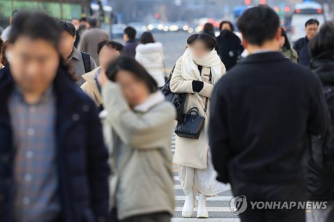 전국 아침 기온 영하권 (서울=연합뉴스) 신현우 기자 = 전국 대부분 지역에서 아침 기온이 영하권으로 떨어진 8일 오전 서울 광화문네거리에서 시민들이 횡단보도를 건너고 있다. 2024.3.8 nowwego@yna.co.kr