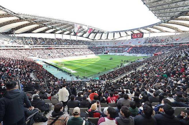 10일 오후 서울월드컵경기장에서 열린 프로축구 하나은행 K리그1 2024 FC서울과 인천 유나이티드의 경기에 많은 관중들이 경기를 기다리고 있다. 사진=연합뉴스