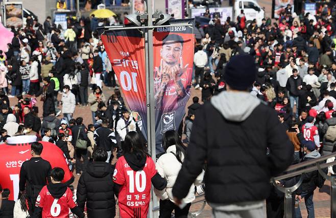 10일 오후 서울 월드컵경기장에서 열린 프로축구 하나은행 K리그1 2024 FC서울과 인천 유나이티드의 경기. 경기를 보러 온 관객들이 린가드 사진이 붙은 현수막을 지나치고 있다. 사진=연합뉴스