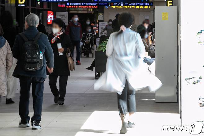 서울 시내의 한 대학병원에서 한 의료인이 분주하게 움직이고 있다. 2024.3.4/뉴스1 ⓒ News1 이승배 기자