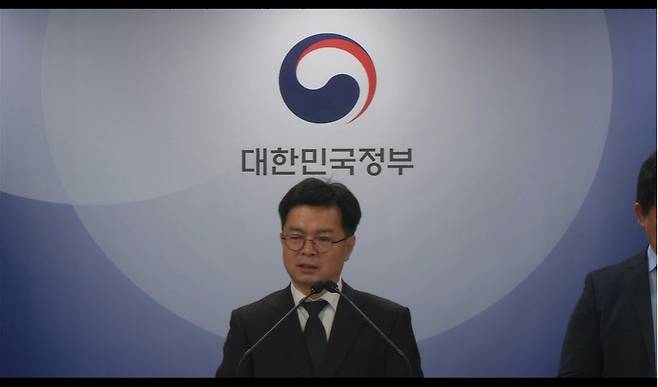 신진창 금융산업국장이 중소금융권 이자 환급에 대해 설명하고 있다.(E브리핑 홈페이지 화면 갈무리)