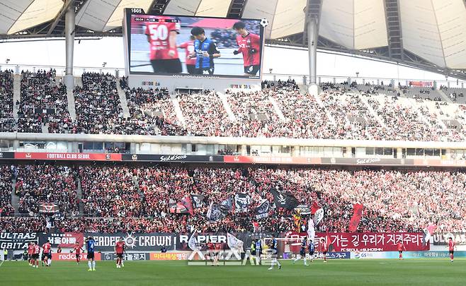 5만 축구 팬들이 10일 서울월드컵경기장에서 열리는 하나원큐 K리그1 FC서울과 인천 유나이티드의 경기를 관전하고 있다. 박진업 기자 upandup@sportsseoul.com