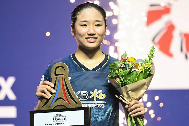 Korea's An Se Young celebrates on the podium with her trophy after winning against Japan's Akane Yamaguchi during the Women's singles final match of the French Open badminton tournament, also a test event for the upcoming Paris 2024 Olympic Games, at the Porte de la Chapelle Arena in Paris, on March 10, 2024. (Photo by Bertrand GUAY / AFP)<저작권자(c) 연합뉴스, 무단 전재-재배포, AI 학습 및 활용 금지>