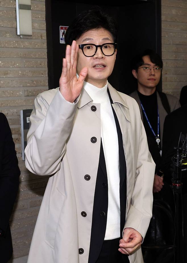한동훈 국민의힘 비대위원장이 2월19일 오전 서울 여의도 국민의힘 중앙당사 로비에서 취재진 질문에 답변하고 있다. /뉴시스