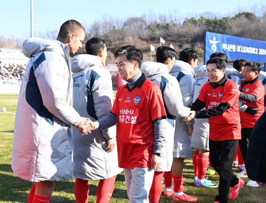 김태흠 지사가 지난 9일 아산 이순신종합운동장 주경기장에서 '하나은행 2024 K리그2' 홈 개막전을 치른 충남아산FC 선수들을 격려하고 있다. 충남도 제공