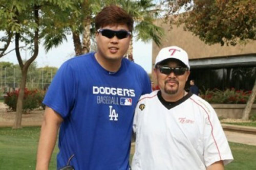 류현진(왼쪽)과 김용일 LG 수석 트레이닝 코치. 류현진은 LA 다저스 시절 비시즌에 종종 김 코치의 도움을 받았다. 김용일 코치 제공