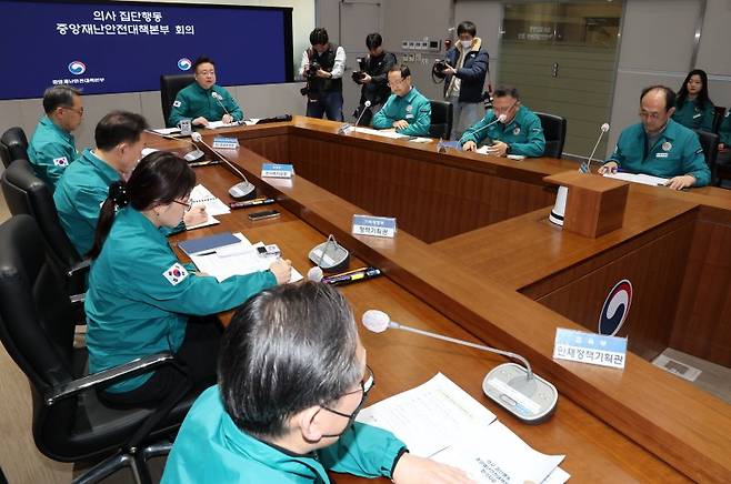 조규홍 중앙재난안전대책본부 1차장이 10일 오후 서울 종로구 정부서울청사에서 의사 집단행동 중대본 회의를 하고 있다. 뉴시스