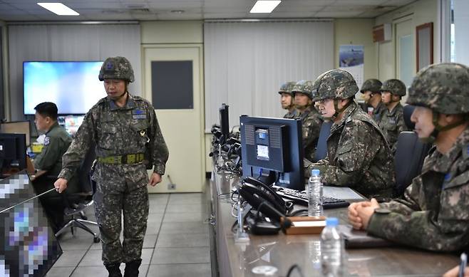 김명수 합참의장이 10일 공군 공중전투사령부 전투지휘소를 방문해 적 공중도발 위협과 대비계획에 대해 브리핑받고 있다. 사진=합참 제공