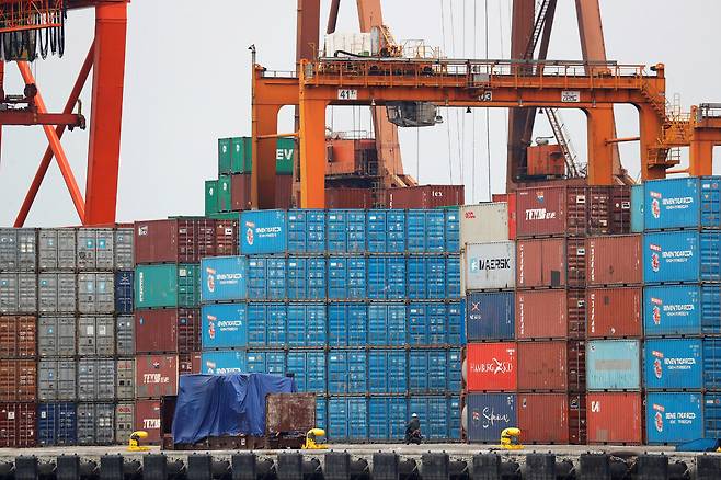 아세안에서 제일 큰 경제 규모를 지닌 인도네시아는 2024년 5%대의 높은 성장이 예상된다. 자카르타의 외항 탄중프리오크에 수출입 컨테이너가 쌓여 있다. REUTERS