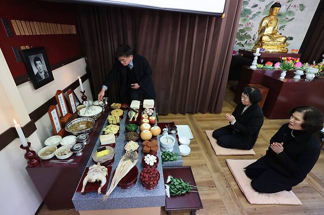 10일 오전 고양시 육군 제11보급대대 내 법당 안국사에서 열린 실미도 공작원 고 임성빈, 김병염씨의 천도제에서 임성빈씨의 여동생들이 고인의 위패와 영정 앞에서 참배하고 있다. 김혜윤 기자 unique@hani.co.kr