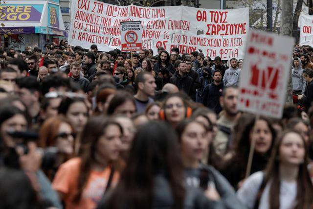 8일 그리스 수도 아테네에서 정부의 해외 사립대 설립 추진에 반대하는 시위가 열리고 있다. 대학생이 중심이 된 이날 시위에는 약 1만8,000명(경찰 추산)이 참석했다. 이날 그리스 의회는 해외 사립대 분교 설립을 허용하는 내용의 법안을 통과시켰다. 아테네=로이터 연합뉴스