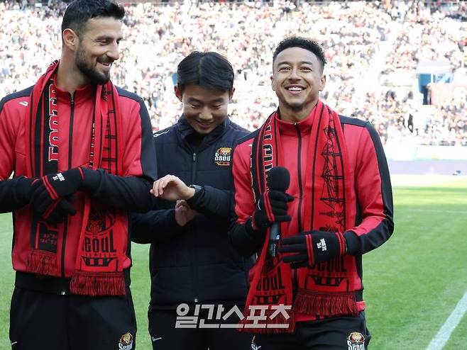 프로축구 '하나원큐 K리그1 2024' 2라운드 FC서울과 인천유나이티드의 경기가 10일 오후 서울 상암동 서울월드컵경기장에서 열렸다.경기 전 린가드가 새롭게 합류한 선수들과 함께 홈팬들에게 인사하며 미소짓고 있다.상암=김민규 기자 mgkim1@edaily.co.kr /2024.03.10/