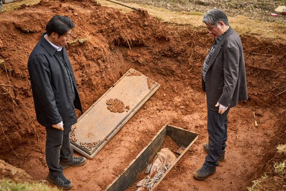 영화 '파묘'에선 운반을 위해 가벼운 나무관부터 3m 크기 대형관까지 다양한 관을 제작했다. 촬영을 위해 전체가 아닌 절반만 만들거나 뚫기 쉽도록 나무판 속이 비어있는 관을 만들기도 했다. 오니 관 제작은 특수분장 및 특수효과 전문 업체 티켓박스가 맡았다. 사진 쇼박스