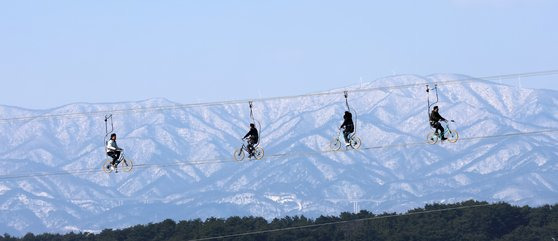 〈YONHAP PHOTO-2490〉 백두대간의 겨울과 바닷가의 봄   (강릉=연합뉴스) 유형재 기자 = 10일 강원 강릉시 남대천 하구에서 관광객들이 하늘 자전거를 타며 봄기운을 만끽하고 있다.    멀리 백두대간에는 하얀 눈이 그대로 쌓여 있다. 2024.3.10    yoo21@yna.co.kr/2024-03-10 12:06:05/ 〈저작권자 ⓒ 1980-2024 ㈜연합뉴스. 무단 전재 재배포 금지, AI 학습 및 활용 금지〉