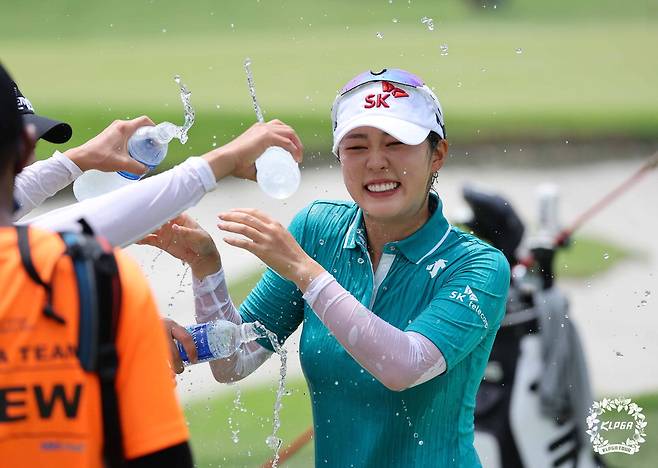 김재희가 10일 열린 KLPGA 투어 개막전 하나금융 싱가포르 여자오픈 우승을 확정한 뒤 동료들에게 축하 물세례를 받고 있다.  KLPGA