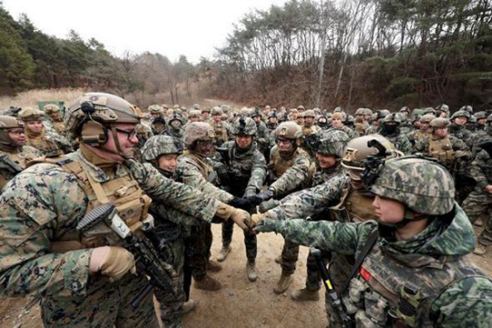 한미 해병대 장병들이 지난 7일 경기도 포천시 로드리게스 훈련장에서 도시지역전투훈련 진행에 앞서 함께 주먹을 맞대고 있다. ‘미 해병대 한국 내 전지훈련(KMEP)’의 하나로 마련된 이번 연합훈련에서 한미 장병들은 진한 전우애를 나누며 연합방위태세를 굳건히 했다. 국방일보 제공