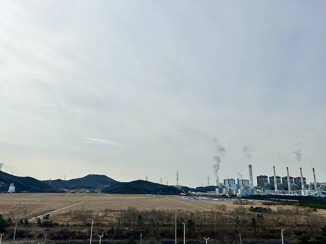 지난 6일 찾은 충남 보령시 보령LNG터미널 행정동 옥상에서 바라 본 블루수소 플랜트 부지 전경. 오른쪽으로 한국중부발전 보령발전본부의 발전플랜트가 보인다. [김은희 기자]