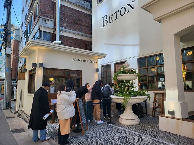 지난 1일 연휴 서울시 성동구 성수동2기에 위치한 ‘베통 플래그십’에는 추운 날씨에도 국내외 방문객들이 소금빵을 먹기 위해 줄을 서고 있었다. 홍승희 기자