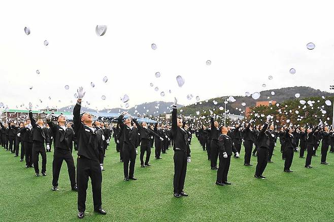 인구절벽과 병역자원 급감 속 해군이 다채로운 변화를 모색하고 있다. 해군은 해군병 모집 횟수 확대와 함정 복무여건 개선, 생활여건 개선 등의 방안을 검토 추진중이다. 지난 7일 경남 창원 해군교육사령부에서 진행된 해군병 700기 수료식에서 해군병들이 정모를 하늘로 던지고 있다. [해군 제공]
