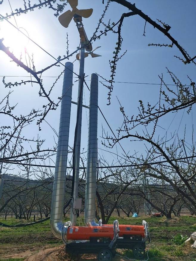 [안동=뉴시스] 과수 저온피해를 예방하기 위한 열풍방상팬. (사진=경북도 제공) 2024.03.10 *재판매 및 DB 금지