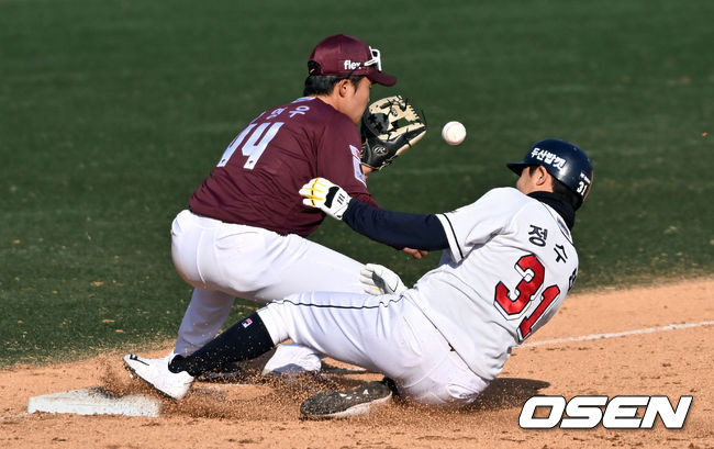 [OSEN=이천, 조은정 기자]8회말 1사 1,3루 두산 정수빈이 역전 2타점 적시 3루타를 때려낸 뒤 베이스를 밟고 있다. 2024.03.09 /cej@osen.co.kr