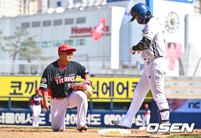 [OSEN=창원, 이석우 기자]KIA 타이거즈 황대인이 2회말 무사 NC 다이노스 박건우의 유격수 땅볼 송구 실책에 아쉬워하고 있다. 2024.03.10 / foto0307@osen.co.kr