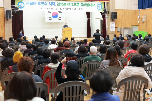 ▲9일 덕일중학교부설 방송통신중학교 입학식에서 서거석 전북특별자치도교육감이 인삿말을 하고 있다. ⓒ전북교육청