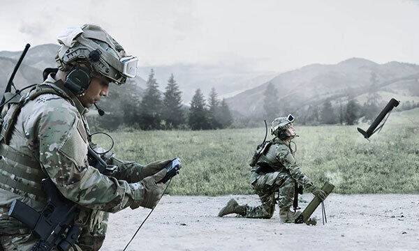 병사들이 스위치블레이드 자폭드론을 발사하고 있다. 에이로바이런먼트 제공