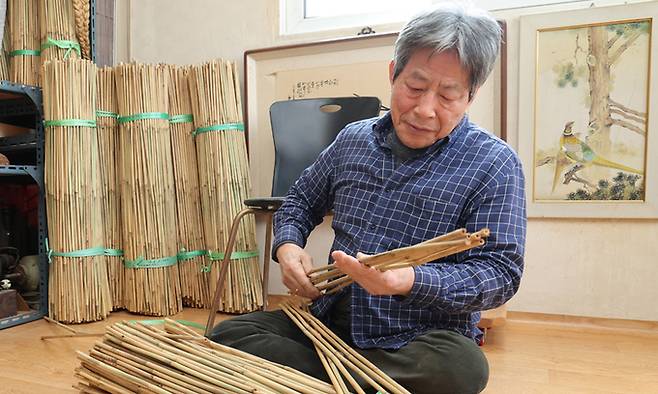 양태현 궁시장이 화살에 사용될 대나무를 고르고 있다. 대나무는 겨우내 바닷가에서 해풍을 맞고 자란 시누대를 사용한다.