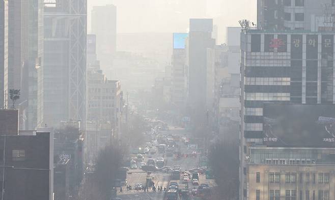 초미세먼지 농도가 '나쁨' 수준을 보인 지난 4일 서울 종로구 일대가 뿌옇게 보이고 있다. 뉴스1