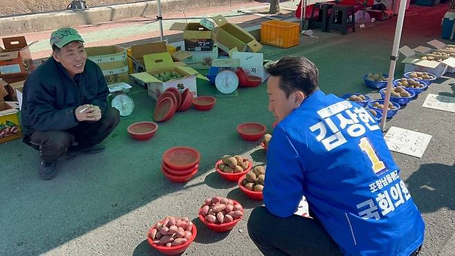 더불어민주당 포항 남울릉 김상헌(오른쪽) 후보가 오천시장에서 시민과 만나 대화를 나누고 있다. 김상헌 후보 제공