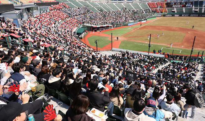 10일 오후 부산 사직구장에서 열린 KBO 프로야구 롯데자이언츠와 SSG랜더스의 시범경기. 관중들이 객석을 가득 메우고 있다. 연합뉴스