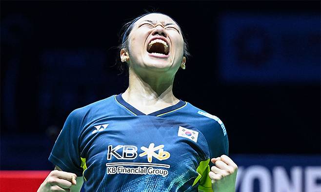 안세영이 10일 프랑스 파리 포르트 드 라 샤펠 아레나에서 열린 세계배드민턴연맹(BWF) 월드투어 슈퍼 750 프랑스 오픈 여자 단식 결승전에서 야마구치 아카네를 물리친 뒤 포효하고 있다. 파리=AFP연합뉴스