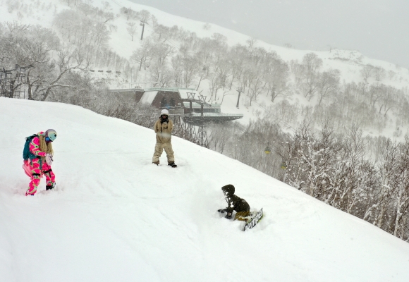호시노 리조트의 상급자 코스에서 파우더 스키를 즐기는 스키어들.