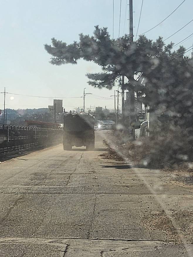 인천시 옹진군 영흥면 선재리 521-35번지 일대 염전에 들어가는 모습. 사진ㅣ장관섭 기자