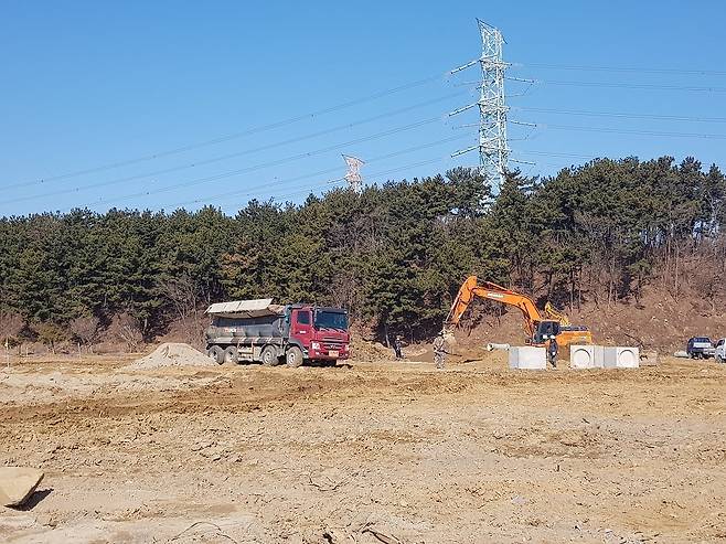 인천시 옹진군 영흥면 선재리 521-35번지 일대 염전에 메우는 모습. 사진ㅣ장관섭 기자