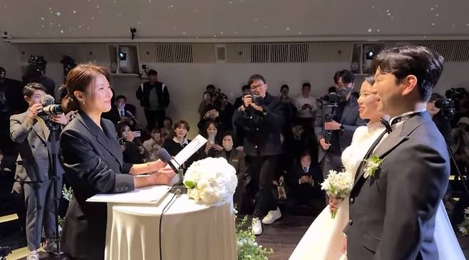 배우 하지원이 개그맨 정호철 이혜지 커플 결혼식에서 주례를 맡아 덕담하고 있다. 우튜브 캡처.