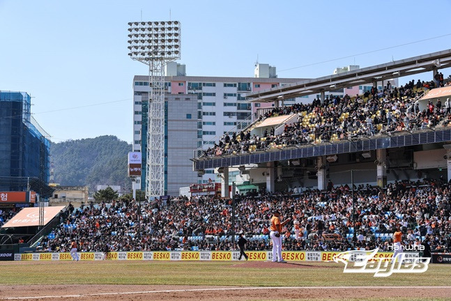 9일 한화생명이글스파크를 가득 메운 관중들. /사진=한화 이글스