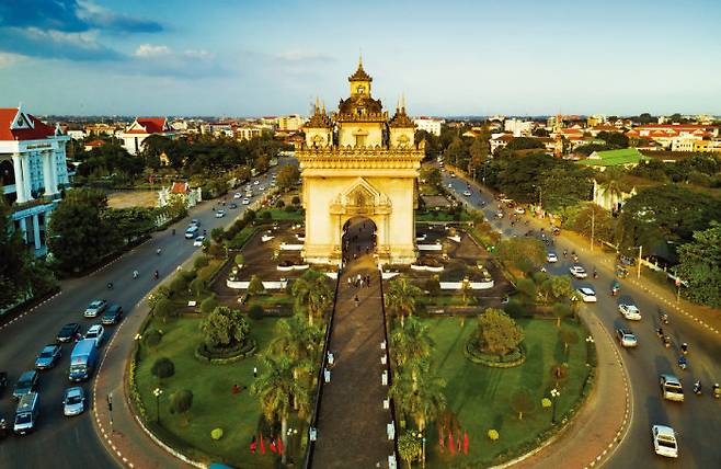 정상에서 비엔티안 전경을 한눈에 내려다볼 수 있는 ‘빠뚜싸이’. [GettyImages]