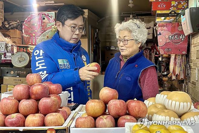 남광주시장 상인과 만난 민주당 안도걸 예비후보 (광주=연합뉴스) 장아름 기자 = 제22대 총선 광주 동남을 지역구에 출마한 더불어민주당 안도걸 전 기획재정부 차관이 지난 6일 오전 광주 남광주시장에서 상인들을 만나 인사를 나누고 있다. 2024.3.10 areum@yna.co.kr