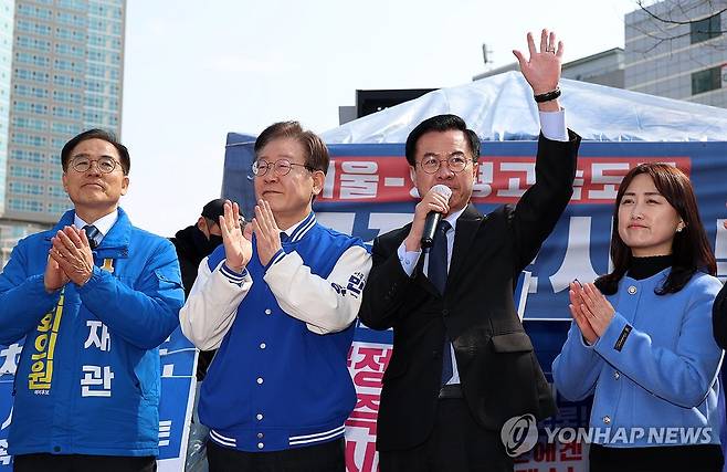 발언하는 윤영덕 공동대표 (양평=연합뉴스) 한종찬 기자 = 더불어민주연합 윤영덕 공동대표가 7일 오전 경기도 양평군청 앞에 마련된 서울·양평 고속도로 국정농단 진상규명 촉구 농성장 앞에서 열린 양평고속도로 특혜의혹 규탄 기자회견에서 발언을 하고 있다. 왼쪽부터 최재관 더불어민주당 여주시·양평군 후보, 이재명 더불어민주당 대표, 윤 공동대표, 백승아 공동대표.. 2024.3.7 [공동취재] saba@yna.co.kr