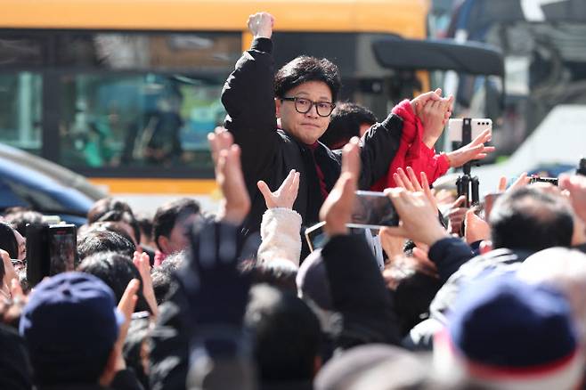 지난 8일 오전 경기도 성남시를 찾은 한동훈 국민의힘 비상대책위원장이 시민들과 인사하고 있다.(사진=연합뉴스)