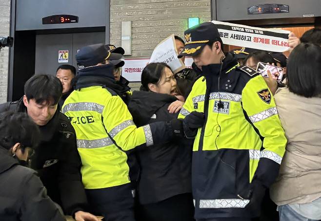 한국대학생진보연합(대진연) 회원들이 9일 오전 서울 여의도 국민의힘 중앙당사에서 ‘이토 히로부미 인재 발언, 성일종 사퇴 촉구’, ‘한동훈 비대위원장 면담’ 등을 요구하며 기습시위를 하고 있다.(사진=뉴시스)