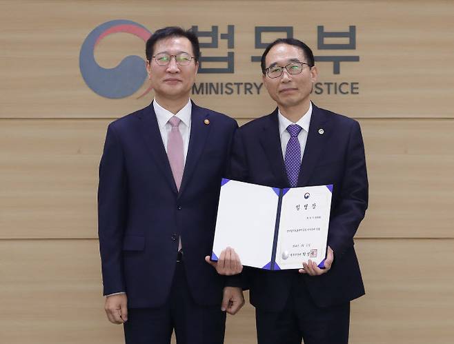 박성재 법무부 장관(왼쪽)과 황영기 한국법무보호복지공단 신임 이사장이 기념사진을 촬영하고 있다. (사진=법무부)