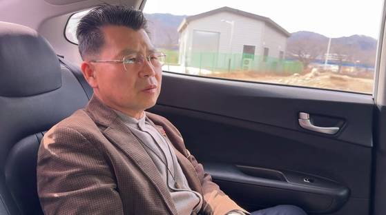 순천교도소를 향하는 택시 안. 긴장한 기색이 역력한 장헌권 목사. 〈사진=JTBC〉