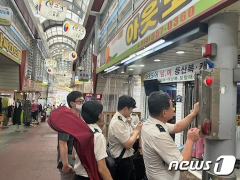 지난해 대구 서부소방서 관계자들이 전통시장 화재 대비 안전점검을 실시하고 있다. (사진은 기사 내용과 무관함)  ⓒ News1 DB